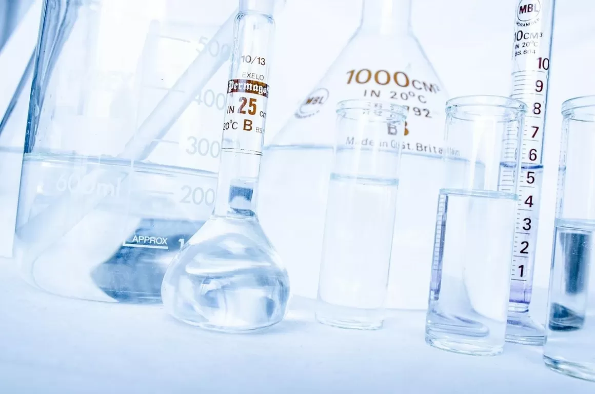 diverse provette con alcool etilico in laboratorio