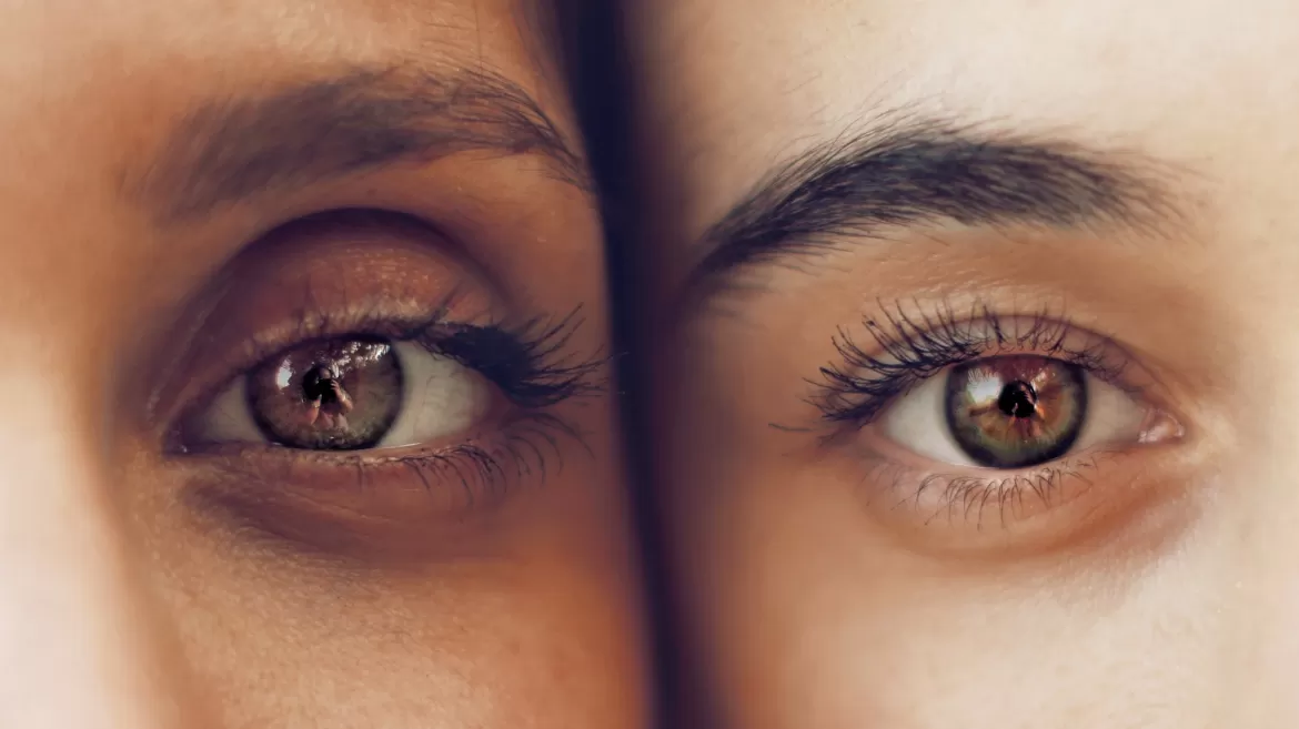 dimostrazione dell'efficienza delle creme contorno occhi in due ragazze